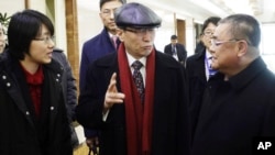 미국과 북한 간 대화창구인 '뉴욕채널'의 새 북한측 당국자로, 조만간 뉴욕 유엔주재 북한대표부에 부임할 것으로 알려진 박성일 외무성 미주국 부국장(오른쪽)이 지난 2월 우다웨이 중국 외교부 한반도사무 특별대표(가운데)를 마중하러 평양공항에 나왔다.