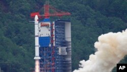 Roket Long March-2C yang membawa satelit astronomi SVOM meluncur dari landasan Pusat Peluncuran Satelit Xichang di provinsi Sichuan, China, pada 22 Juni 2024. (Foto: Chen Haojie/Xinhua via AP)