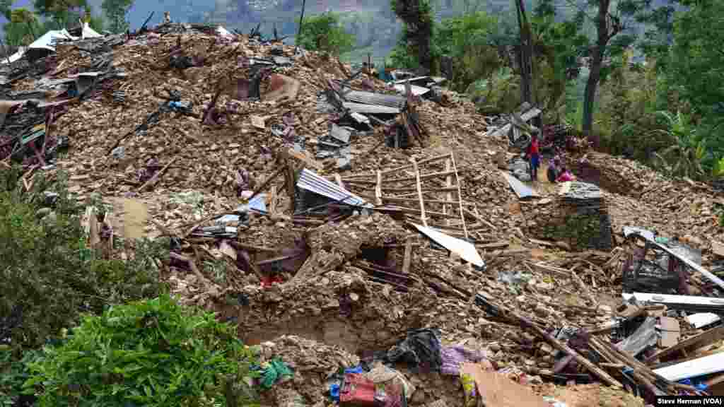 Setiap struktur bangunan di desa nelayan Majigaon hancur akibat gempa.