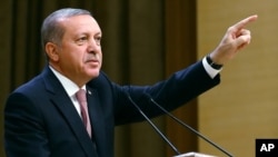 Presiden Turki Recep Tayyip Erdogan berbicara di acara untuk investor luar negeri di Ankara, Turki Selasa (2/8).