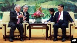 El secretario de Estado, Rex Tillerson, conversa con el presidente chino, Xi Jinping, en China, el sábado 30 de septiembre.