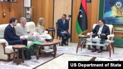 La chargée d’affaires Stephanie Williams et le commandant de l’AFRICOM, le général Thomas Waldhauser, ont rencontré le Premier ministre libyen Fayez Al-Sarraj à Tripoli, le 31 mai 2018.
