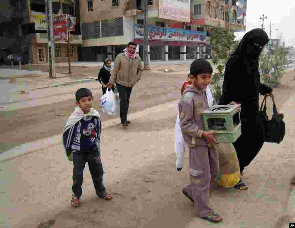 Civilians leave their homes after clashes between the Iraqi army and al-Qaida fighters in Fallujah, Jan. 5, 2014.