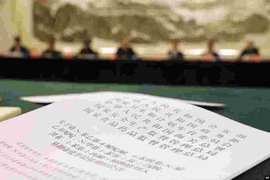 中国发布的文件列出被禁化学物品(2017年12月28日)。中国和美国当局合作,推动执行国际药物管控法规,并减缓流入美国的易制毒化学品。但两国政府在谁要负更大责任的问题上有争论。中国公安部禁制毒品处处长于海斌说:“中方从来不否认有中方产的芬太尼的阿片类物质到美国这种情况出现,但是这一态势的情况包括数据、比例,我们确实没有情报和证据来支持它。20%,30%,70%,甚至80%,这个不好主观做出评判。” 美国之音的相关报道包括《美国听证会论说阿片类药物危机和来自中国的芬太尼 》《川普:将要求习近平处理中国制阿片类毒品问题 》《新鸦片战争:中国的致命出口 》。 