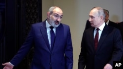 სომხეთის პრეზიდენტი ნიკოლ ფაშინიანი (მარცხნივ) და რუსეთის პრეზიდენტი ვლადიმირ პუტინი (მარჯვნივ). ერევანი, სომხეთი. 23 ნოემბერი, 2022წ.