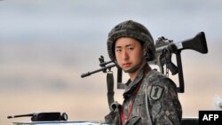 Seorang tentara Korea Selatan berjaga di pos penjagaan dekat zona demiliterisasi (DMZ) yang memisahkan kedua negara Korea di kota perbatasan Paju, 5 April 2013 (Foto: dok). 