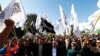 Les partisans d’Hizb Ut-Tahrir brandissent des drapeaux lors d’un rassemblement à Sidi Bouzid, Tunisie, 17 décembre 2013.