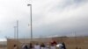 Activistas sostienen pancartas en favor de niños inmigrantes a las afueras del centro de detención de Clint, Texas, en julio de 2019.
