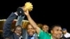 Le capitaine zambien Christopher Katongo, à droite, et le président de la Fédération zambienne de football Kalusha Bwalya, brandissent le trophée de la CAN 2012 après leur victoire contre la Côte d'Ivoire à Libreville, Gabon, le 12 février 2012.