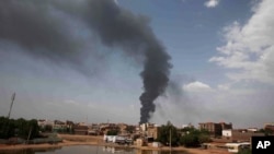Asap mengepul di atas Kota Khartoum, Sudan, di tengah pertempuran antara tentara Sudan dan pasukan paramiliter RSF pada 8 Juni 2023. (Foto: AP)