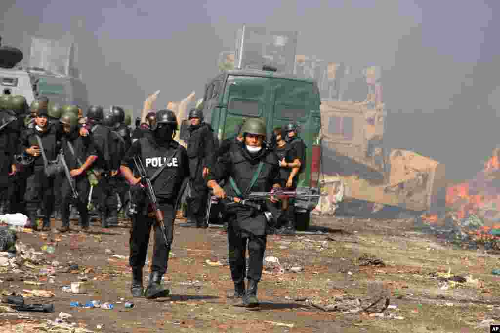 Pasukan keamanan Mesir membubarkan aksi duduk pendukung presiden terguling Mohamed Morsi di sebelah timur distrik Nasr City, Kairo. (AP/Ahmed Gomaa)