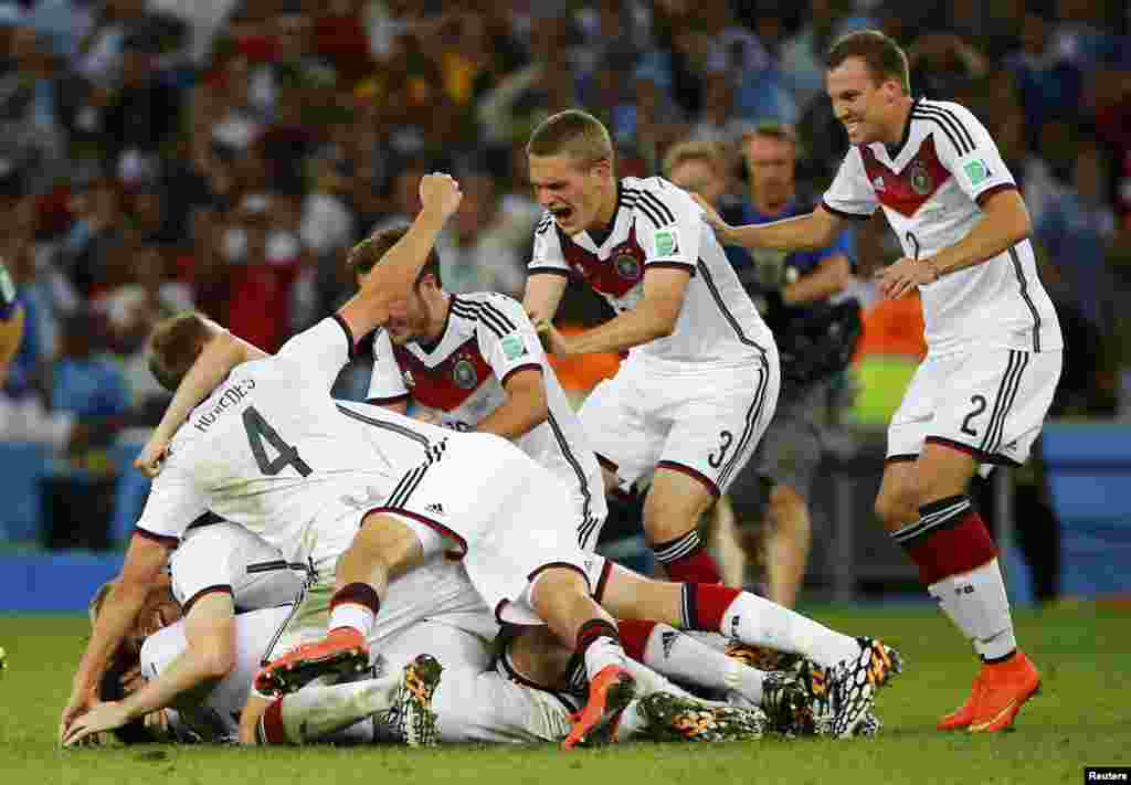 Germany players celebrate after winning the 2014 World Cup at the Maracana stadium in Rio de Janeiro, July 13, 2014.