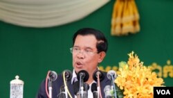 រូបឯកសារ៖ លោកនាយករដ្ឋមន្រ្តីហ៊ុន សែនថ្លែងនៅក្នុងថ្ងៃដាក់ឲ្យដំណើរការមន្ទីរពេទ្យជប៉ុនសាន់រាយស៍នៅថ្ងៃអង្ការ ទី២០ ខែកញ្ញា ឆ្នាំ២០១៦ នៅខណ្ឌជ្រោយចង្វា រាជធានីភ្នំពេញ។ (ឡេង ឡែន/VOA)r)