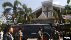 Polisi Indonesia berjaga di sekitar lokasi serangan bom bunuh diri di luar gereja Solo (25/9).