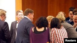 Pemimpin Persatuan Demokratik Kristen, Angela Merkel, terlihat bebicara dengan anggota Partai Hijau dalam pembicaraan penjajakan mengenai pembentukan koalisi pemerintah baru di Berlin, Jerman, 19 November 2017.