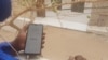  La radio est désormais plus écoutée sur les smartphones, comme ici à Dakar, Sénégal, le 13 février 2020. (VOA/Seydina Aba Gueye)