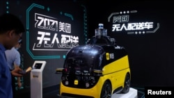 上海舉行的世界人工智能大會上展出的美團人工智能無人配送車。（路透社2021年7月8日）