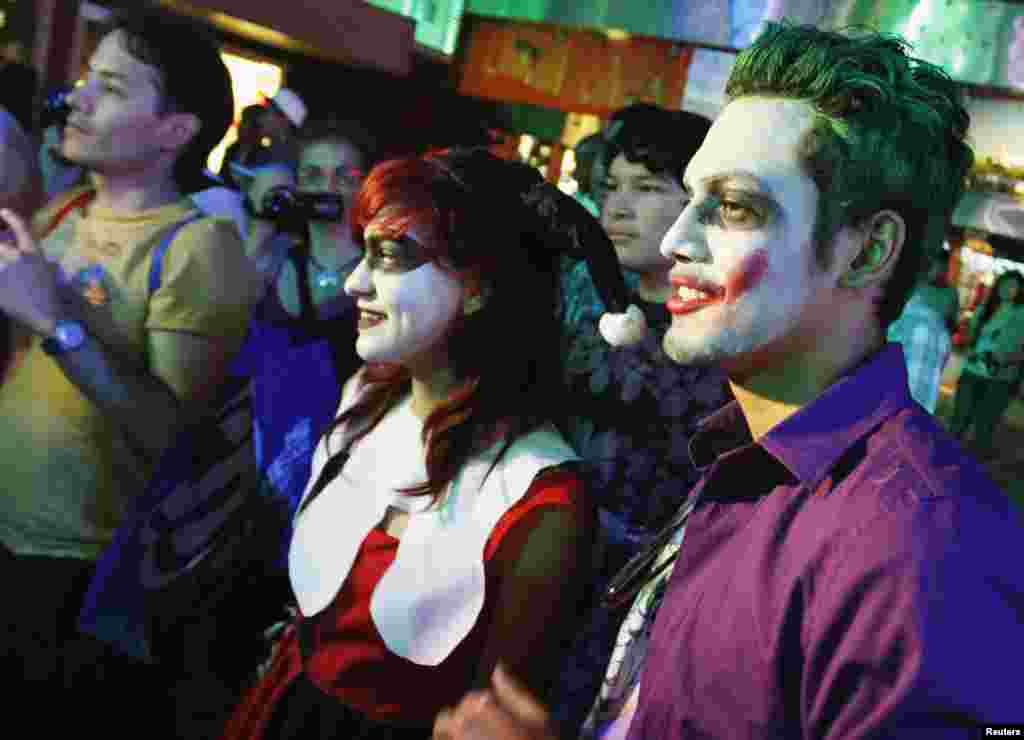 Vestidos como Harley Quinn y el Guasón, estos espectadores se preparan para el estreno.