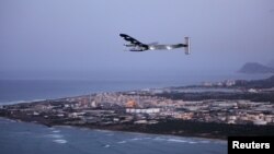 El avión experimental Solar Impulse 2 vuela hacia California habiendo partido desde Oahu, Hawái.