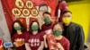 民主黨多名成員在旺角隱世市集擺攤，售賣賀年產品協助前立法會議員林卓廷籌募官司費 (美國之音湯惠芸)