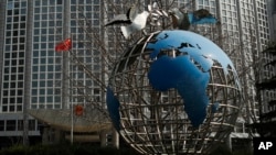 中國外交部大樓前的地球儀與和平鴿。（2020年3月18日）