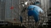 中国外交部大楼前的地球仪与和平鸽。（2020年3月18日）