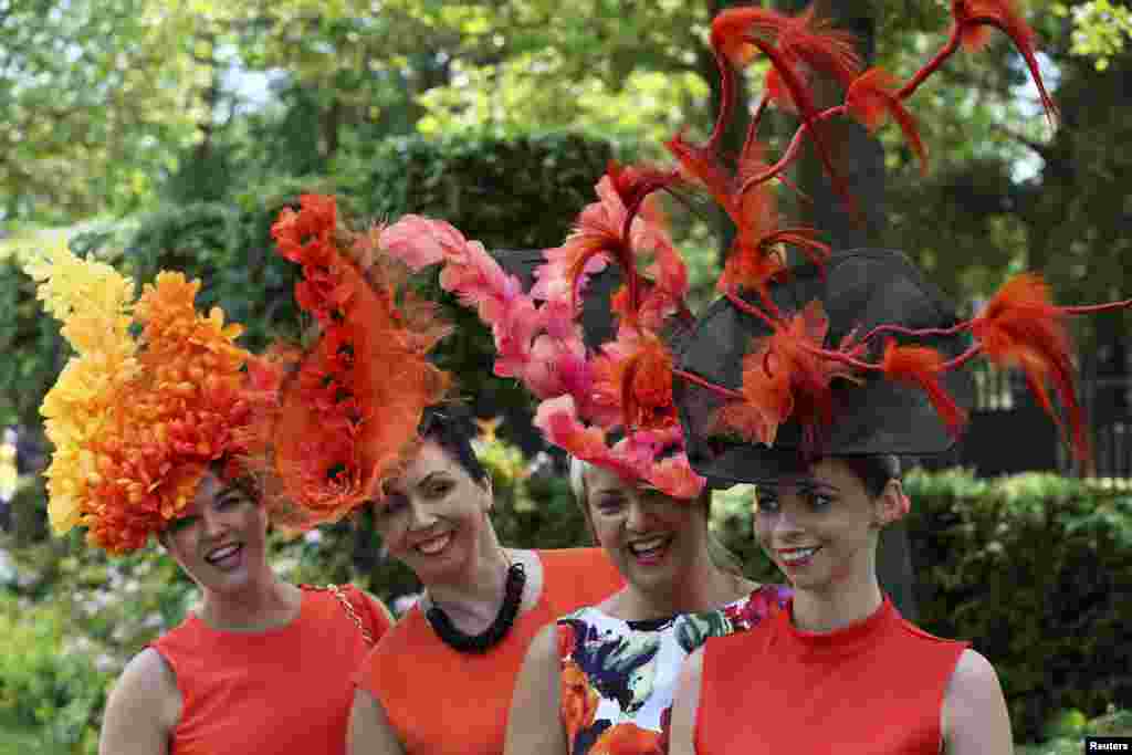 Empat perempuan yang hendak menonton pacuan kuda &#39;Royal Ascot&#39; berpose di kota Ascot, Inggris selatan.