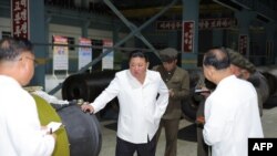 Foto yang dirilis oleh kantor berita Korea Utara KCNA pada 14 Agustus 2023 menunjukkan Kim Jong-un (tengah) berkunjung ke sebuah pabrik senjata di Korea Utara. (Foto: AFP/KCNA via KNS)