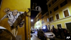 Graffiti menggambarkan Paus Fransiskus sebagai Superman dan memegang tas dengan tulisan: 'Nilai-nilai' terlihat di sebuah dinding di distrik Borgo Pio dekat Lapangan St. Peter's di Roma, Selasa, 28 Januari 2014. 