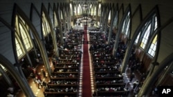 La Iglesia Católica oficia una misa de reconciliación, que busca reunir a todos los sectores de la comunidad después del escándalo de abuso sexual de la Iglesia, en la catedral de San Mateo de Osorno, Chile. Foto de archivo.
