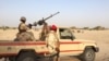 Une mitrailleuse montée sur un véhicule de l'armée nigérienne dans le village de Zenam Kelouri, le 29 février 2016. Niger army patrols in Assaga camp near Diffa, Feb. 29 2016. (VOA/Nicolas Pinault)