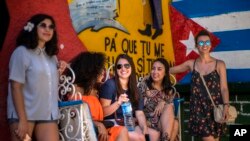 Un grupo de jóvenes cubanoestadounidenses conversan con otros jóvenes cubanos en La Habana, como parte de una visita del programa CubaONe.