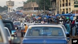 Rua movimentada de Bissau