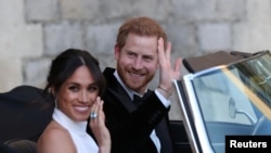 Duke dan Duchess of Sussex, Pangeran Harry dan Meghan Markle, meninggalkan Kastil Windsor untuk menghadiri resepsi di Frogmore House, Inggris, 19 Mei 2018.