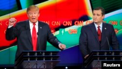 Donald Trump intensifica su campaña en Iowa, donde las encuestas lo colocan en segundo lugar, después de Ted Cruz. 