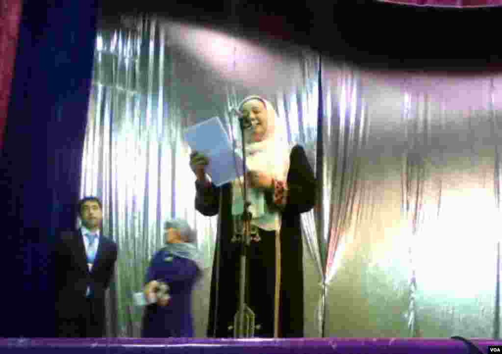 Sahnada o'zbek shoirasi Soliha o'z ijodidan namunalar o'qimoqda