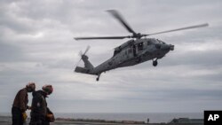 ภาพจากกองทัพสหรัฐฯ แสดงให้เห็นเฮลิคอปเตอร์ MH-60S HAWK ลงจอดบนเรือบรรทุกอากาศยาน USS Theodore Roosevelt เมื่อ 28 มิ.ย. 2567