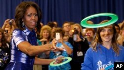 La primera Dama Michelle Obama participa de un evento para animar a la gente a beber más agua, en la escuela secundaria Watertown en Wisconsin.