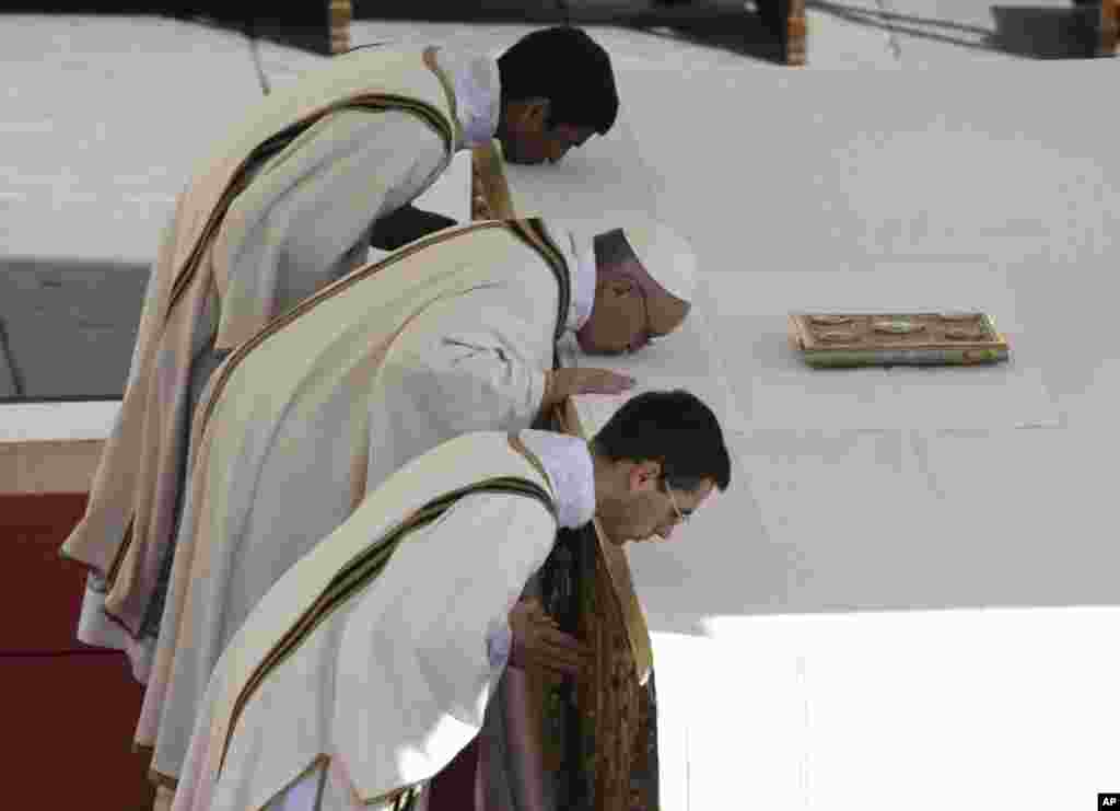 Paus Fransiskus (tengah) merayakan misa pentahbisannya di Lapangan Santo Petrus di Vatikan, 19 Maret 2013.
