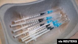 La escasez de vacunas está complicando los esfuerzos para frenar la propagación de la pandemia de COVID-19 en muchas partes del mundo. [Reuters]
