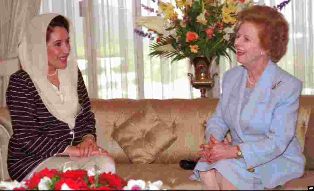 Pokiston Bosh vazirasi Benazir Bxutto Britaniya Bosh vaziri Margaret Tetcher bilan muloqot qilmoqda. Pokiston, 24-mart, 1996-yil.