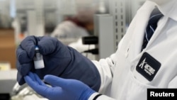 Presidente da Arcturus Therapeutics, Joe Payne, mostra um exemplar de uma vacina em desenvolvimento, San Diego, California, 2020. 