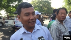 លោក​ ស៊ឹង សែនករុណា​ មន្ត្រីស៊ើបអង្កេត​ជាន់​ខ្ពស់​ផ្នែកសិទ្ធិមនុស្ស​ របស់​សមាគម​ការពារ​សិទ្ធិ​មនុស្ស​អាដហុក​ កាលពីថ្ងៃ​ទី​ ៨​ ខែ សីហា​ ឆ្នាំ​ ២០១៧​ និយាយ​ជាមួយ​អ្នកកាសែត​អំពី​ក្តីក្តាំ​អ្នកស្រី​ ទេព វន្នី​នៅ​មុខ​សាលា​ឧទ្ធរណ៍។ (ហ៊ុល រស្មី/VOA)