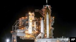 美國奮進號太空穿梭機星期五在肯尼迪太空中心準備升空