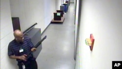 FBI menunjukkan Aaron Alexis membawa senapan laras panjang Remington 870 di dalam gedung Angkatan Laut AS saat terjadinya penembakan (16/9). 