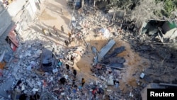  Los palestinos inspeccionan el lugar de un ataque israelí contra una casa en Ráfah, en el sur de la Franja de Gaza, el 8 de mayo de 2024. 