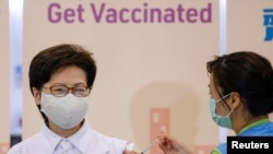 香港特首林郑月娥周一接种中国科兴公司的新冠疫苗。（2021年2月21日）
