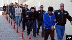 Petugas kepolisian Turki mengawal orang-orang yang ditangkap atas dugaan terkait dengan ulama yang berbasis di AS, Fetullah Gulen, di Kayseri, Turki, 26 April 2017.(Foto: dok). 