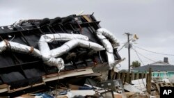 Petugas perusahaan listrik berupaya memperbaiki kerusakan jaringan listrik pasca hantaman badai Dorian di Emerald Isle, North Carolina, 5 September 2019.