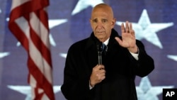 Tom Barrack, yang saat itu menjabat ketua panitia pelantikan Donald Trump, berbicara di perayaan pra-pelantikan di Lincoln Memorial, Washington, 19 Januari 2017. 